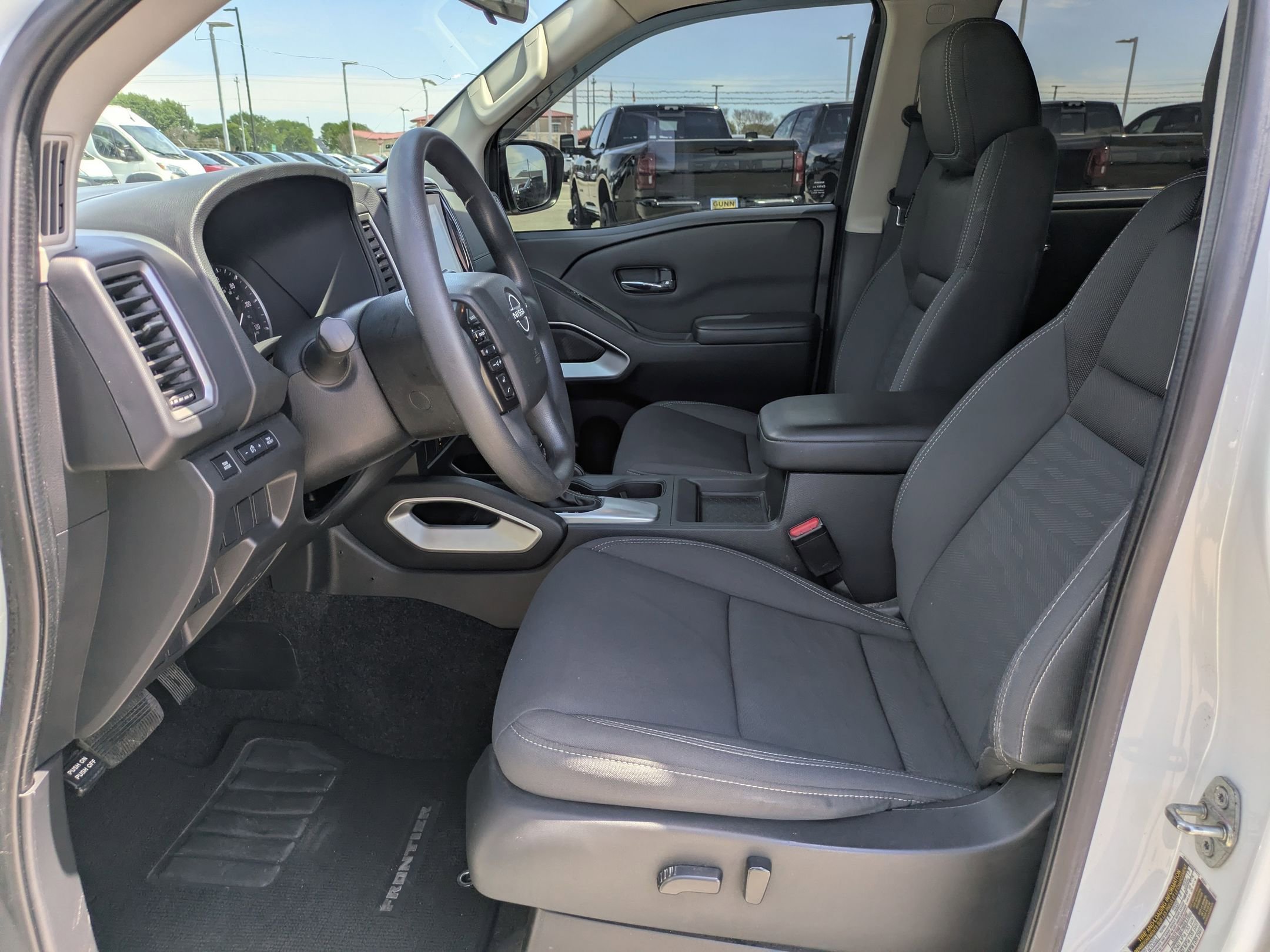 Used 2022 Nissan Frontier SV w/ Technology Package image 9