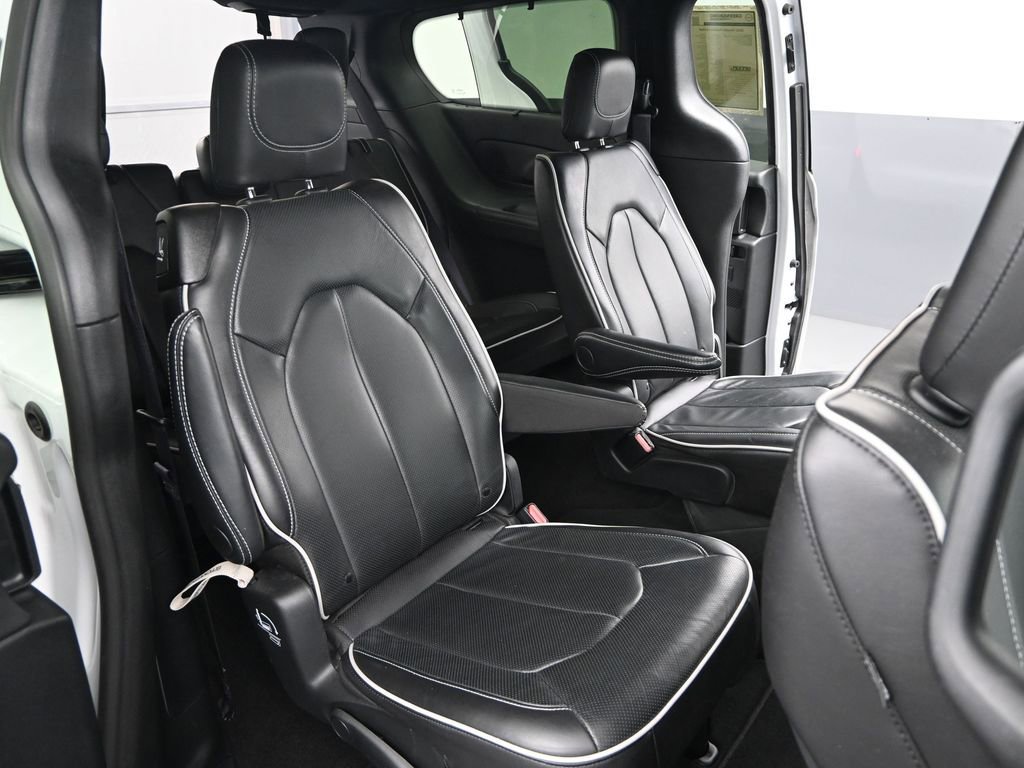 Used 2025 Chrysler Pacifica Limited image 25