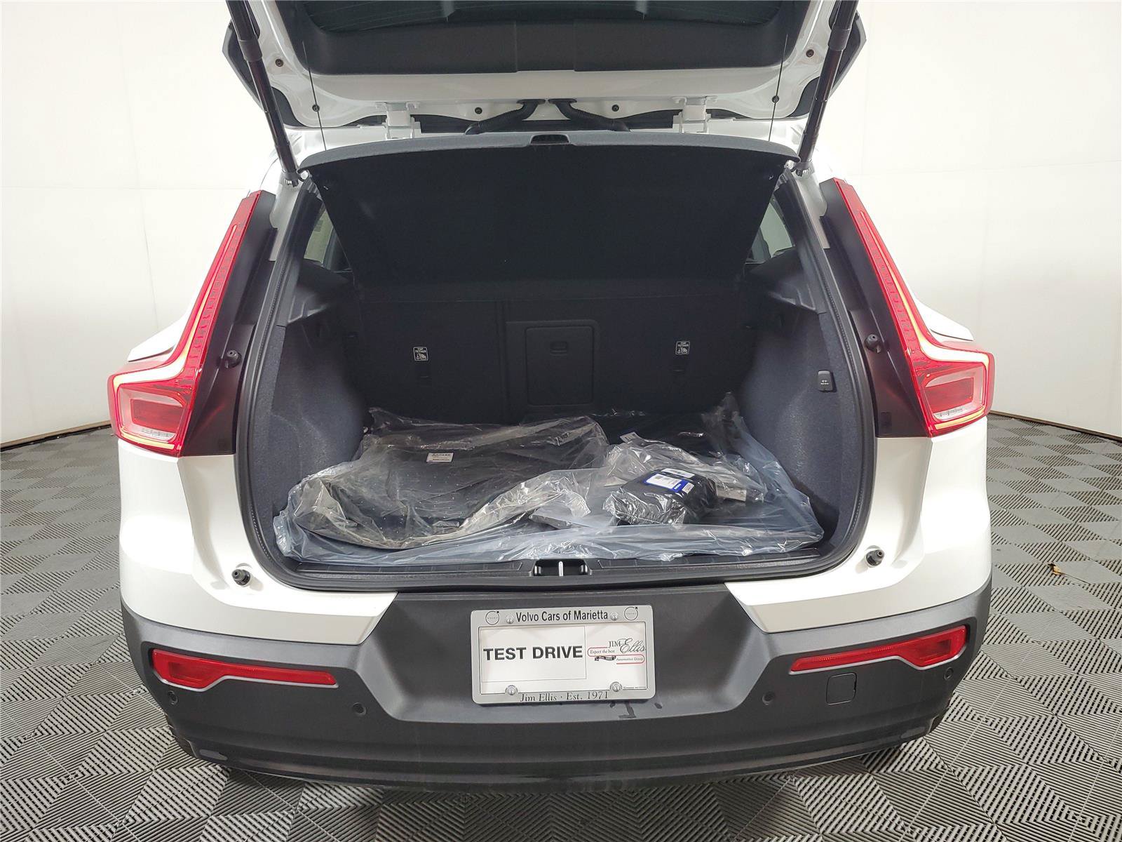 New 2026 Volvo XC40 B5 Plus w/ Protection Package Premier AWD/4WD image 9