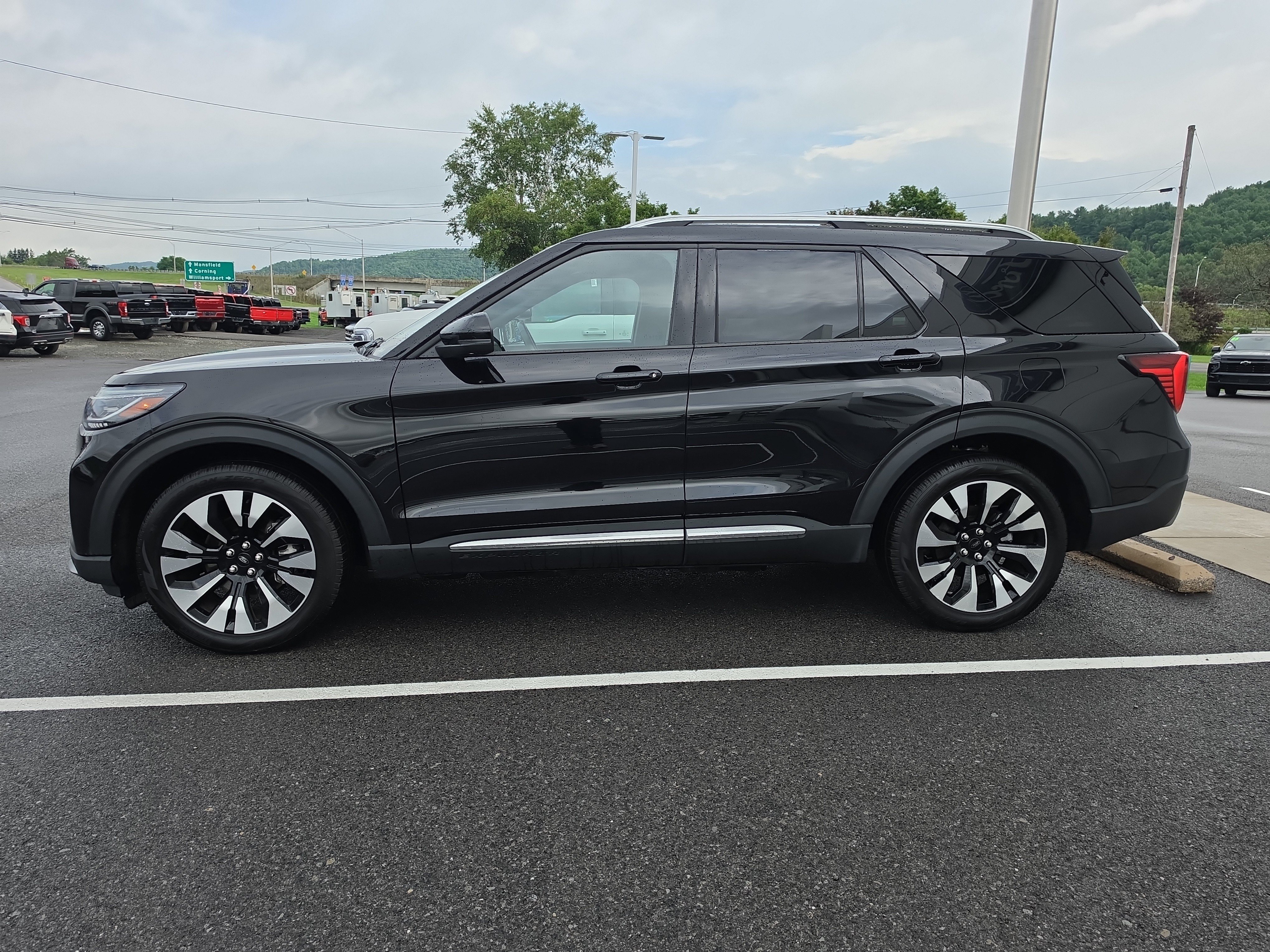 Used 2025 Ford Explorer Platinum w/ LUX Leather Package AWD/4WD image 7