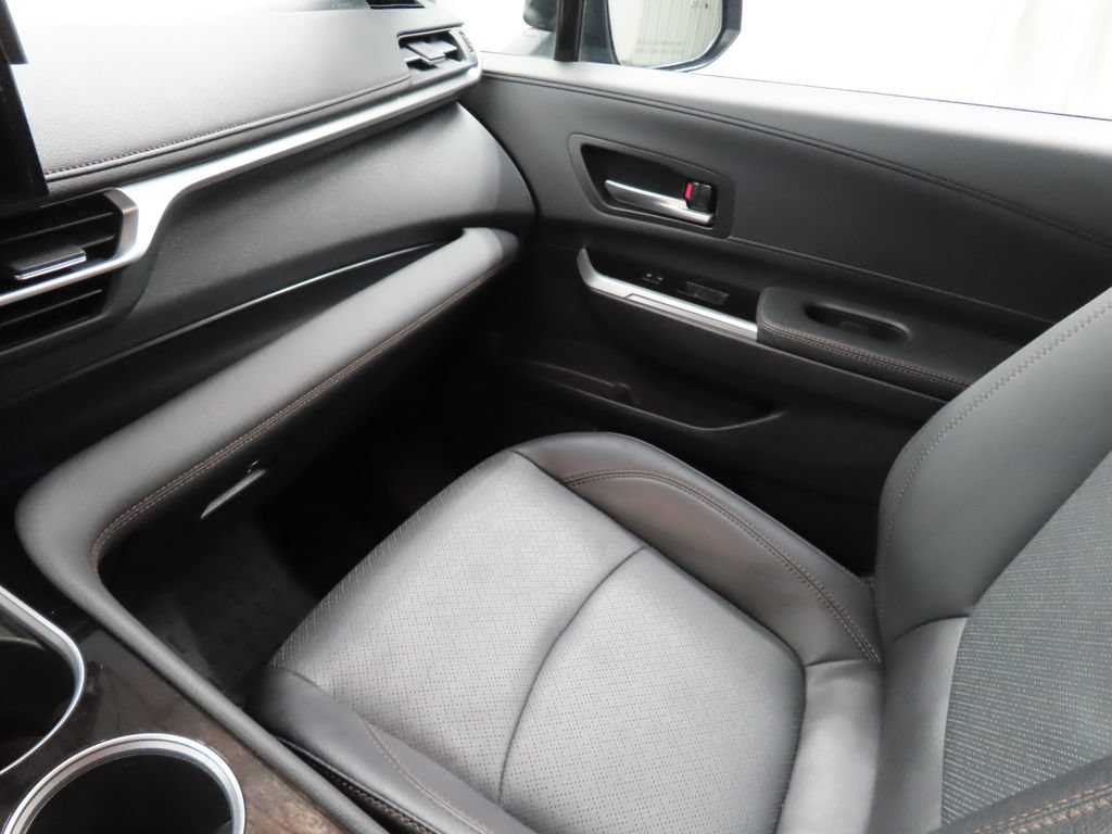 Used 2025 Toyota Sienna Platinum AWD/4WD image 32