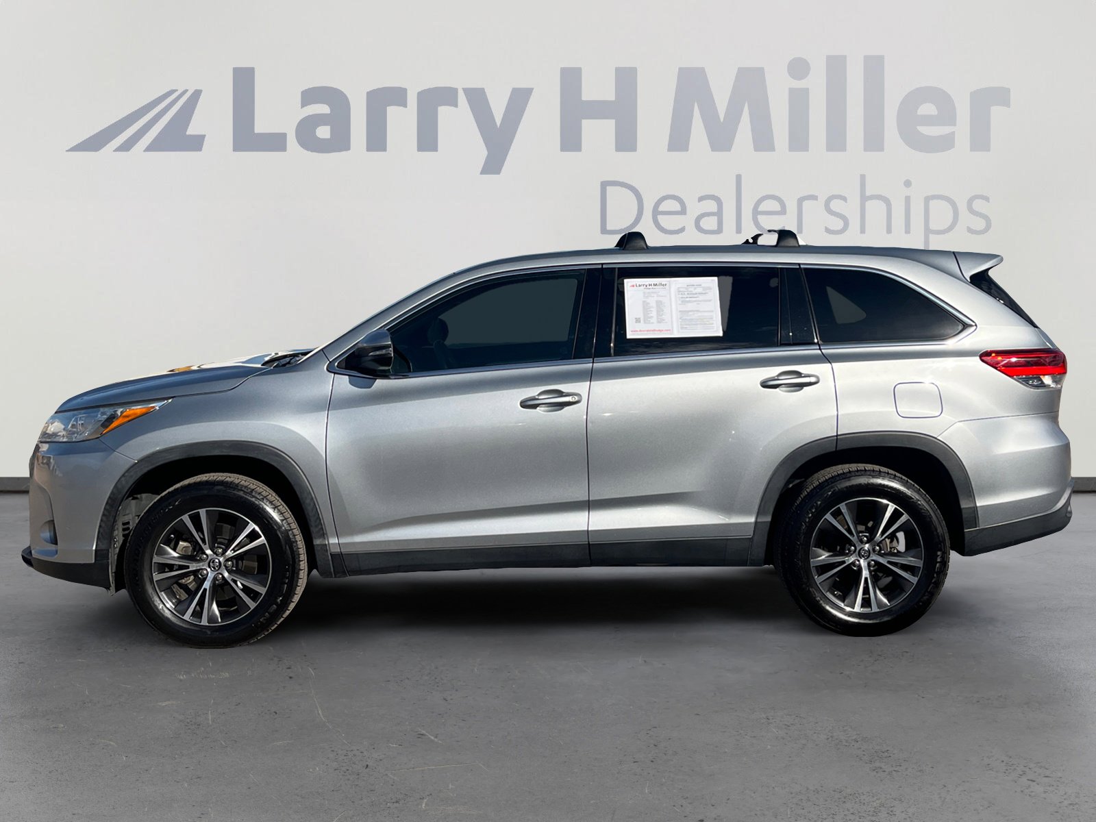 Used 2019 Toyota Highlander LE FWD image 2