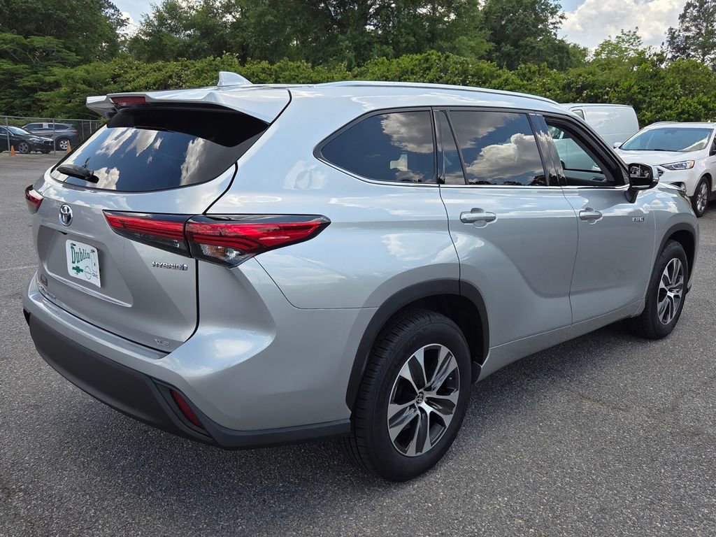 Used 2021 Toyota Highlander XLE FWD image 11