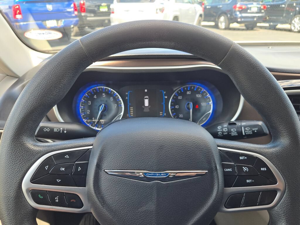 Used 2017 Chrysler Pacifica Touring FWD image 35