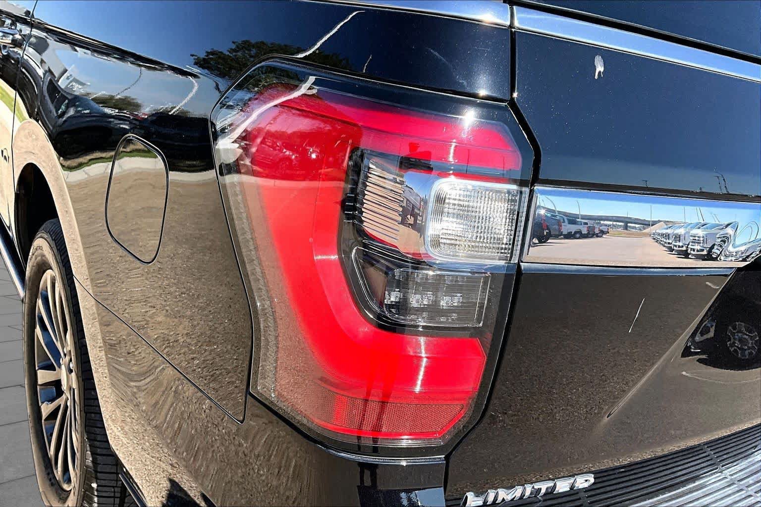 Used 2019 Ford Expedition Max Limited w/ Driver Assistance Package AWD/4WD image 16