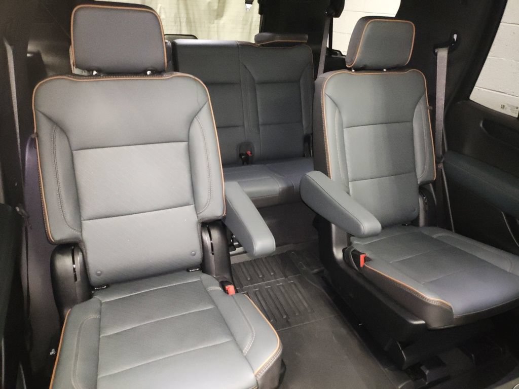 Used 2025 GMC Yukon AT4 w/ AT4 Premium Plus Package AWD/4WD image 10
