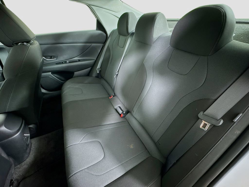 Certified 2025 Hyundai Elantra SE image 23