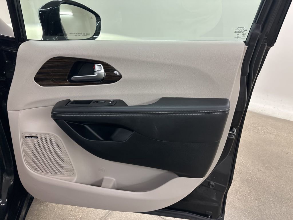 Used 2022 Chrysler Pacifica Limited w/ Uconnect Theater Family Group image 20