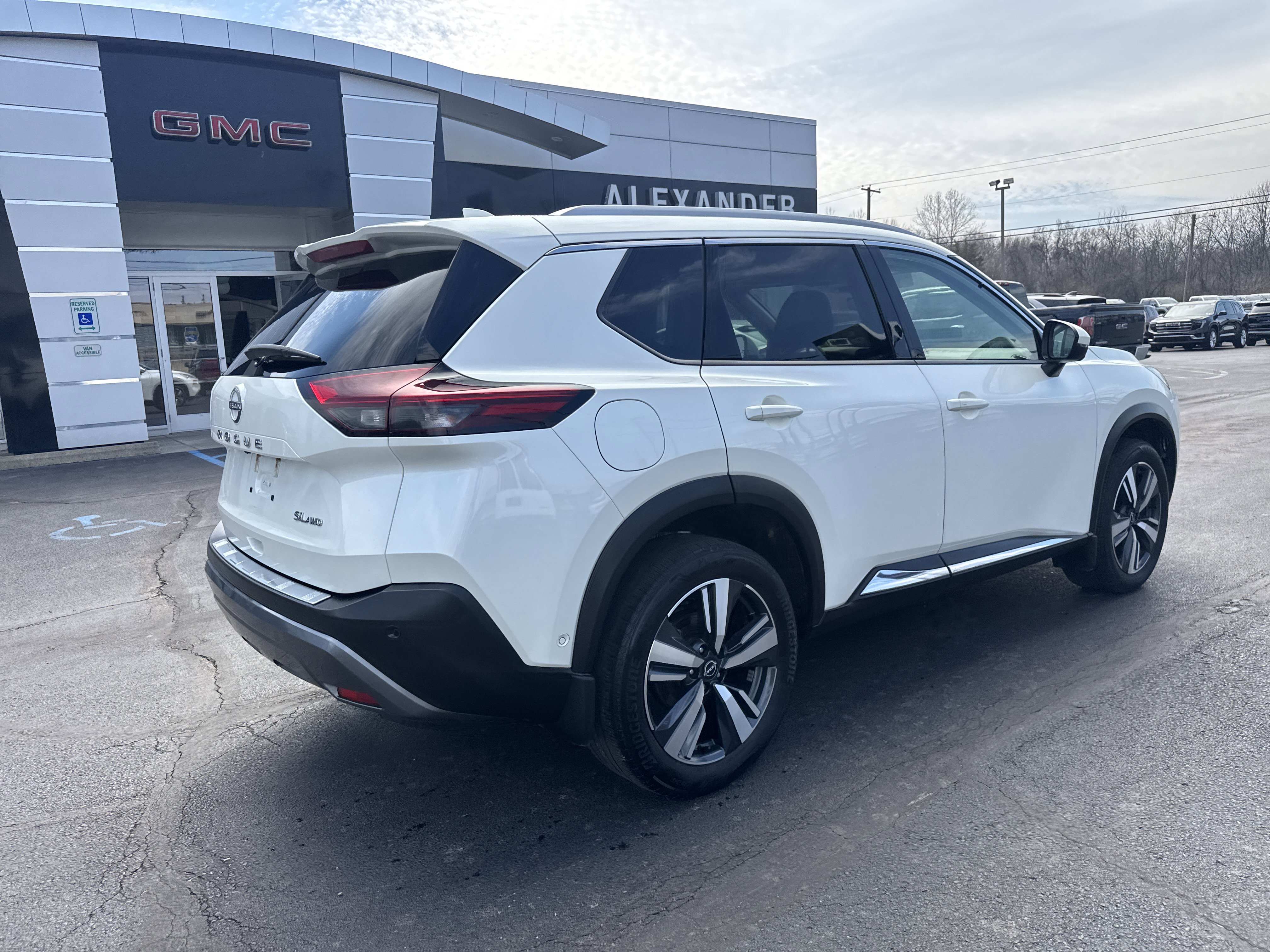 Used 2023 Nissan Rogue SL w/ SL Premium Package image 3