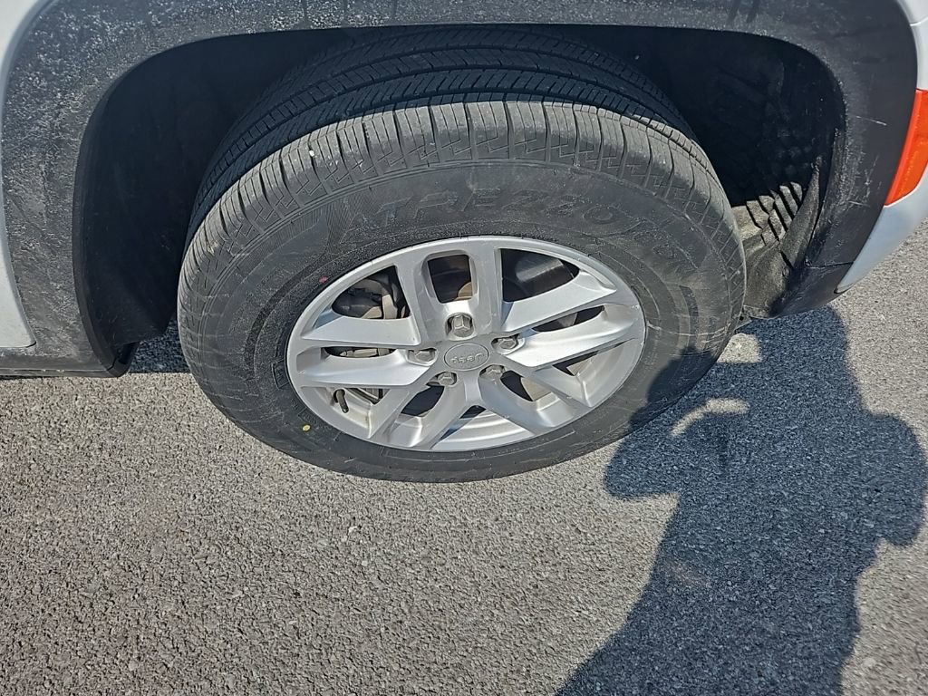 Used 2023 Jeep Grand Cherokee L Laredo image 10