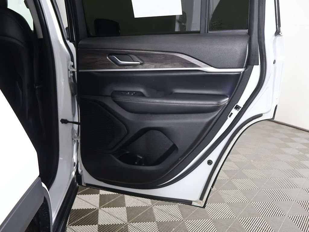Used 2023 Jeep Grand Cherokee Limited AWD/4WD image 26