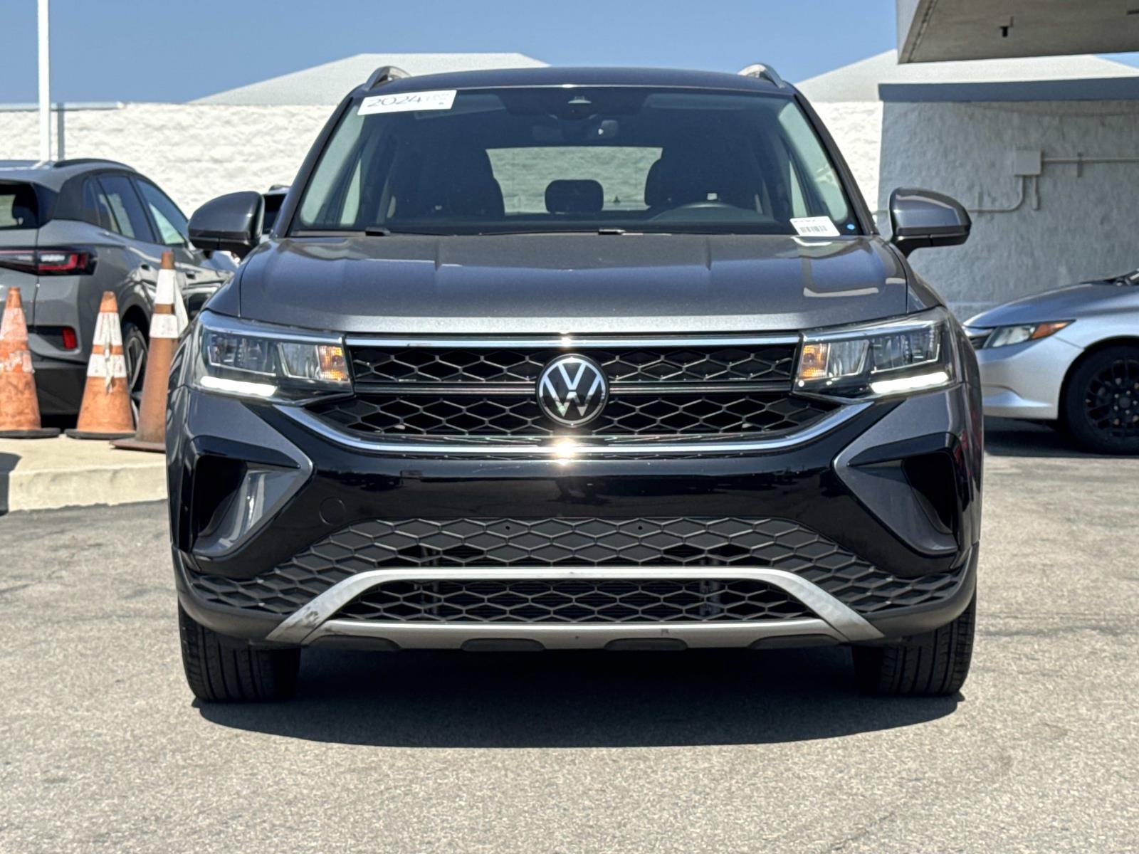 Certified 2024 Volkswagen Taos SE FWD image 4