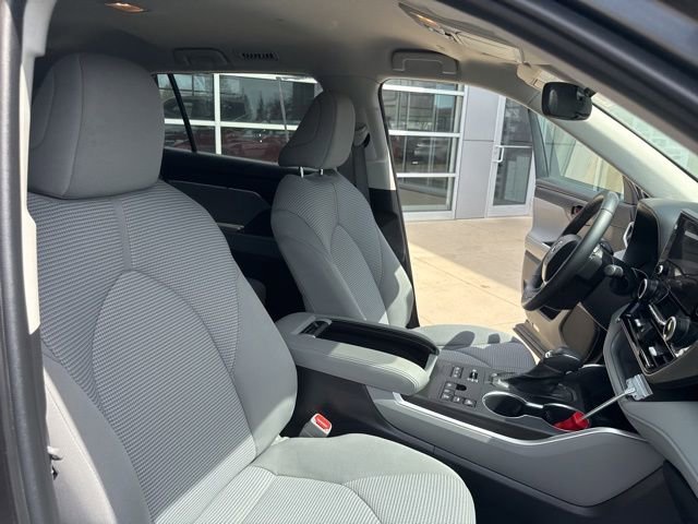 Used 2023 Toyota Highlander LE AWD/4WD image 31