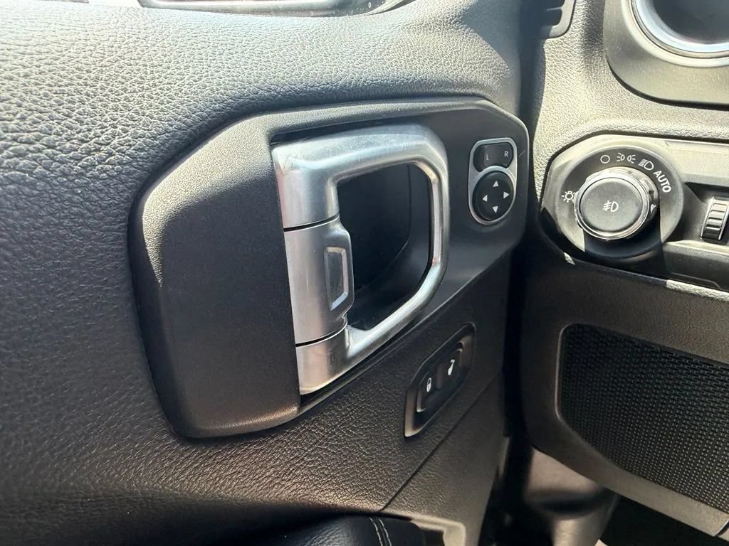 Used 2020 Jeep Wrangler Unlimited Sahara AWD/4WD image 11