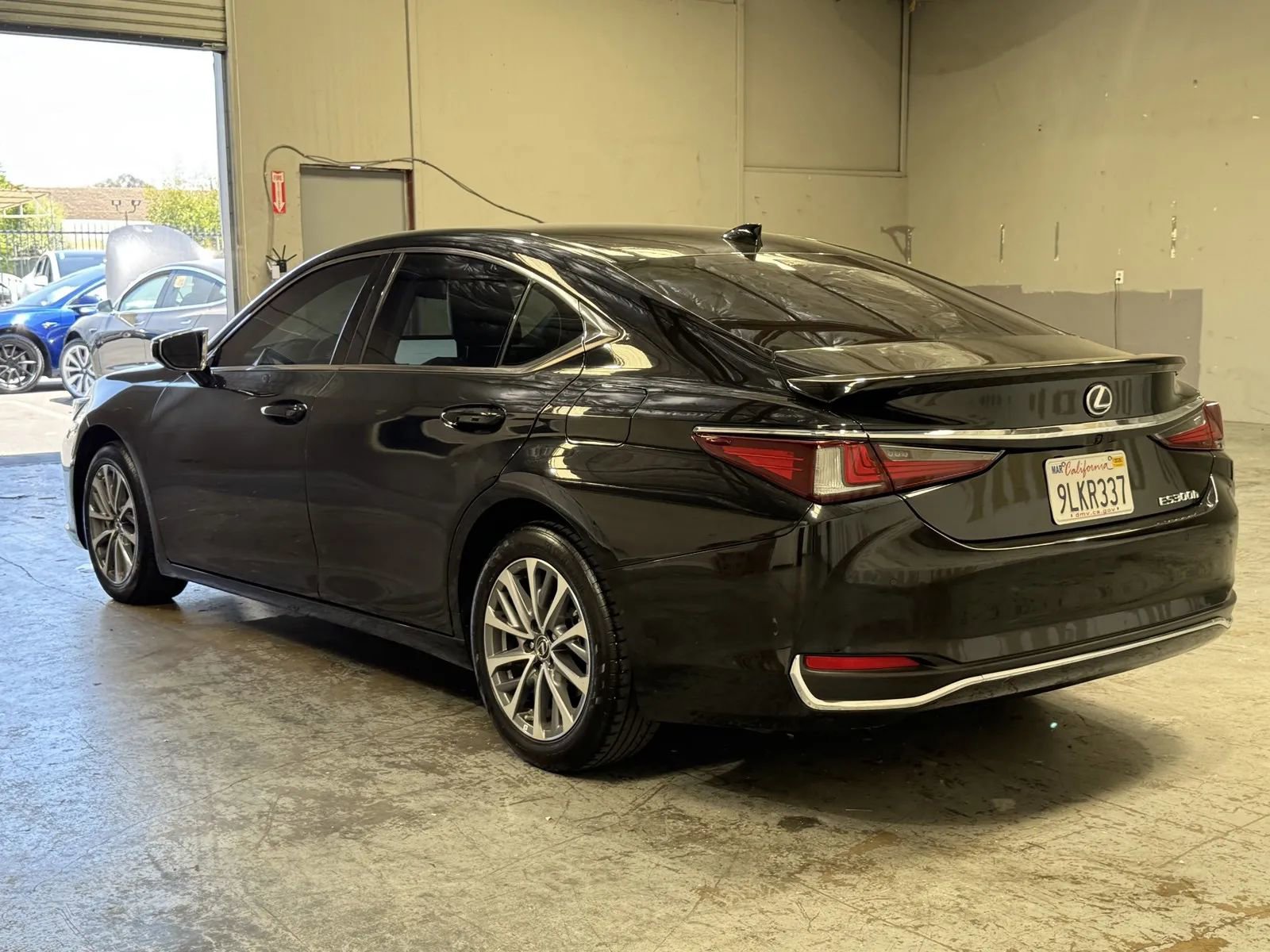Used 2024 Lexus ES 300h w/ Premium Package image 2