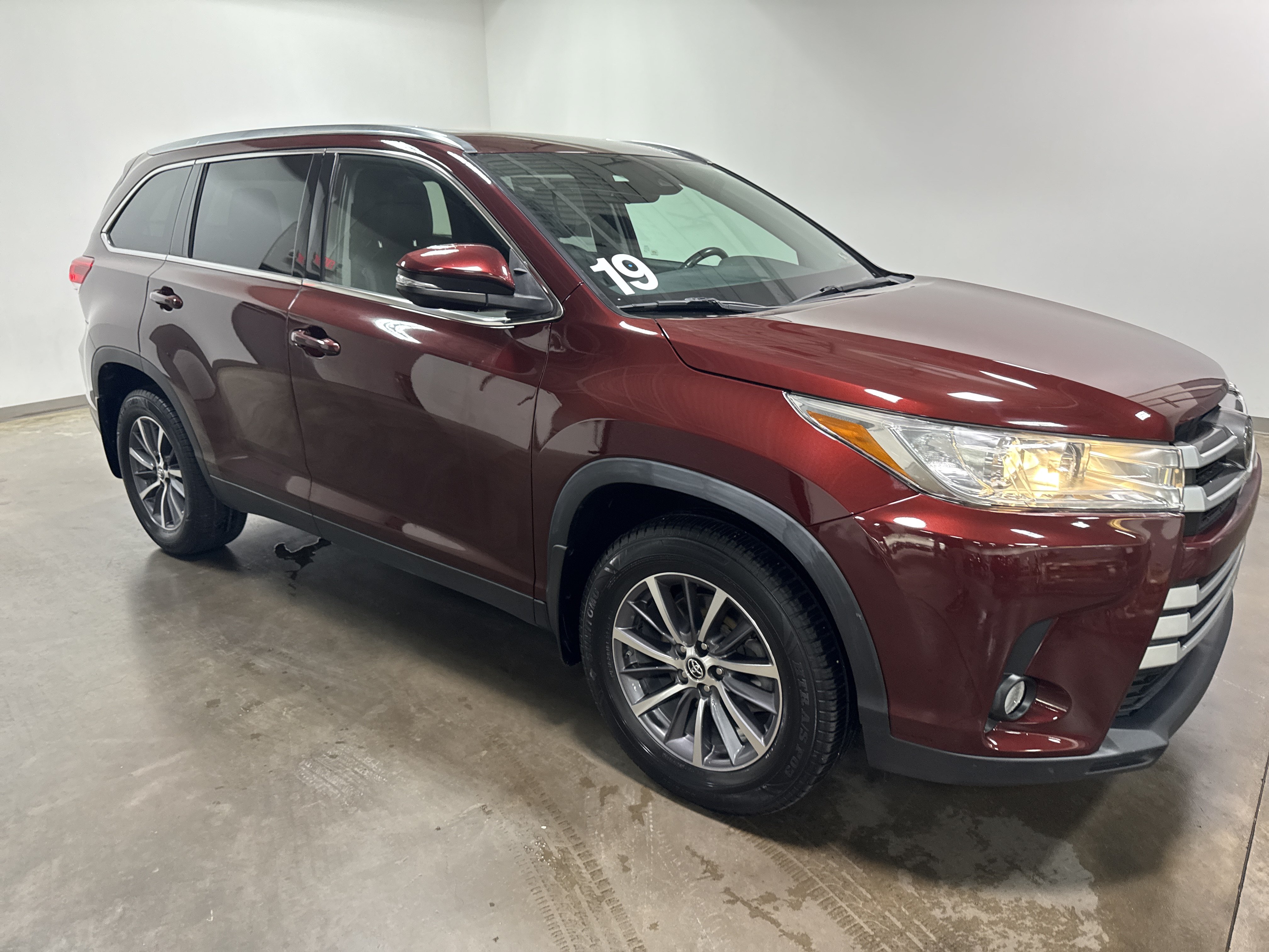 Used 2019 Toyota Highlander XLE AWD/4WD image 2