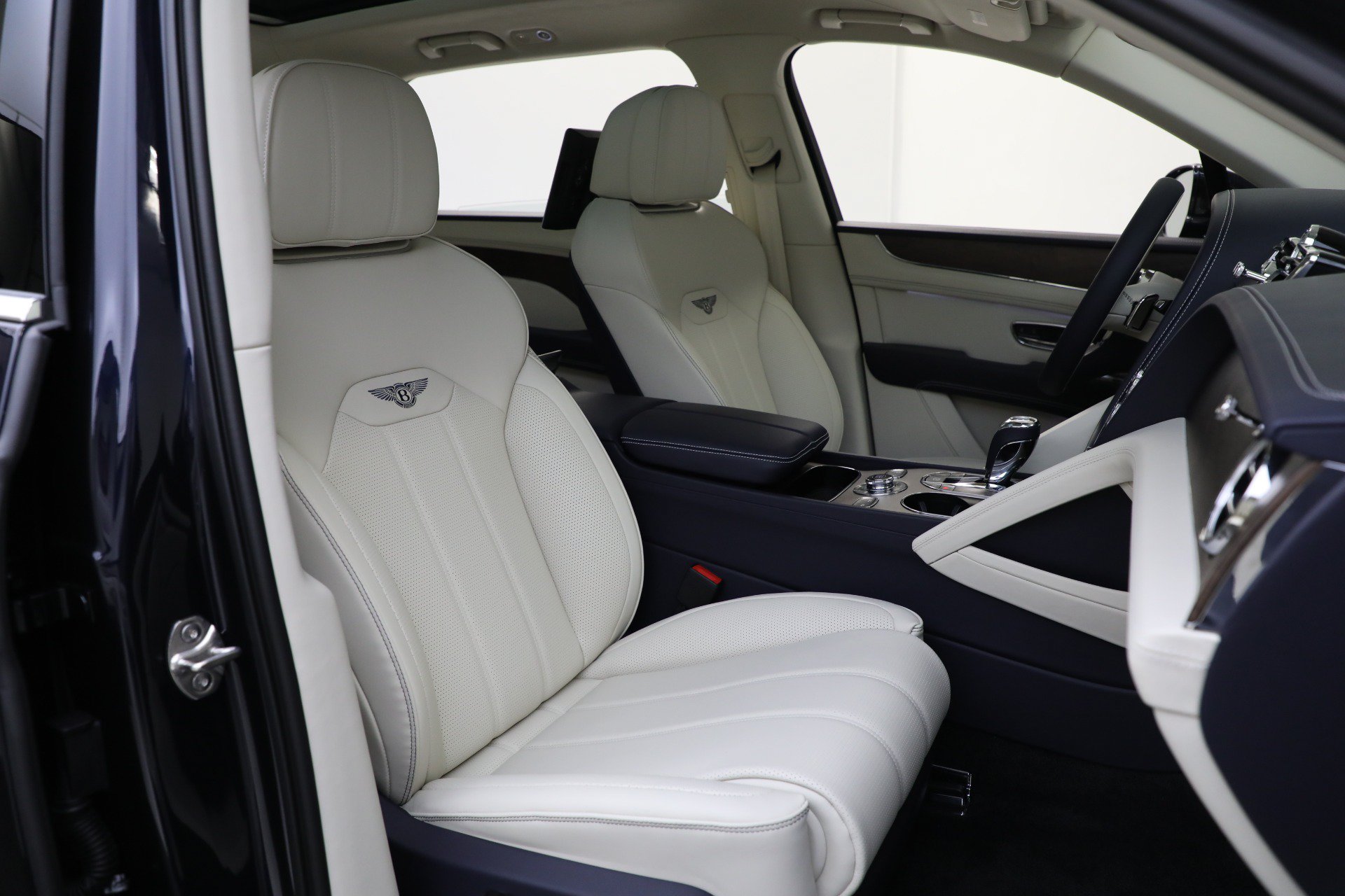 Used 2024 Bentley Bentayga Extended Wheelbase AWD/4WD image 31