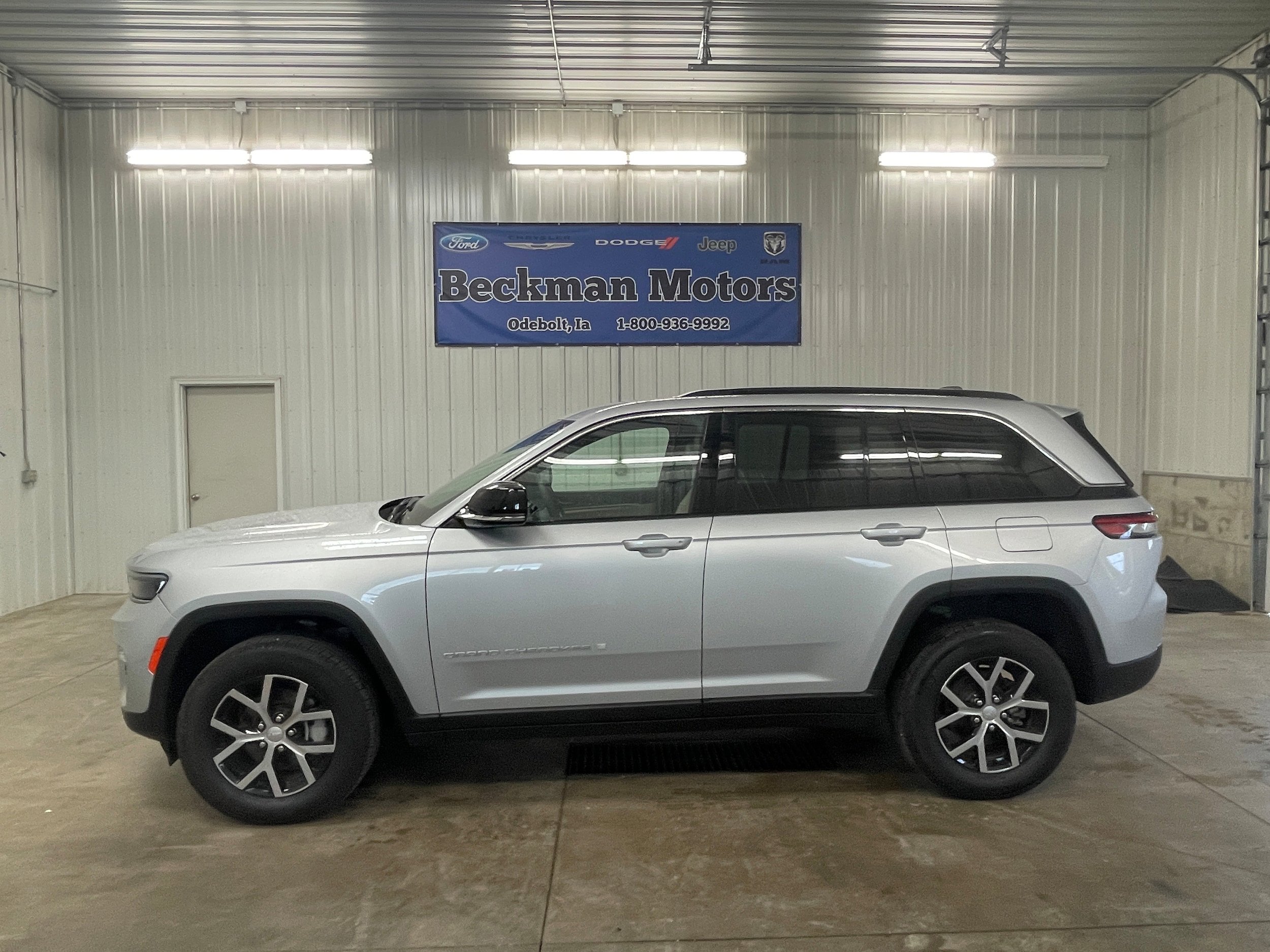Used 2024 Jeep Grand Cherokee Limited AWD/4WD image 2