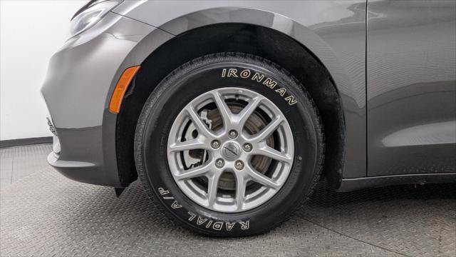 Used 2023 Chrysler Pacifica Touring-L FWD image 30