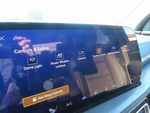 Used 2025 Chevrolet Traverse LT AWD/4WD image 24