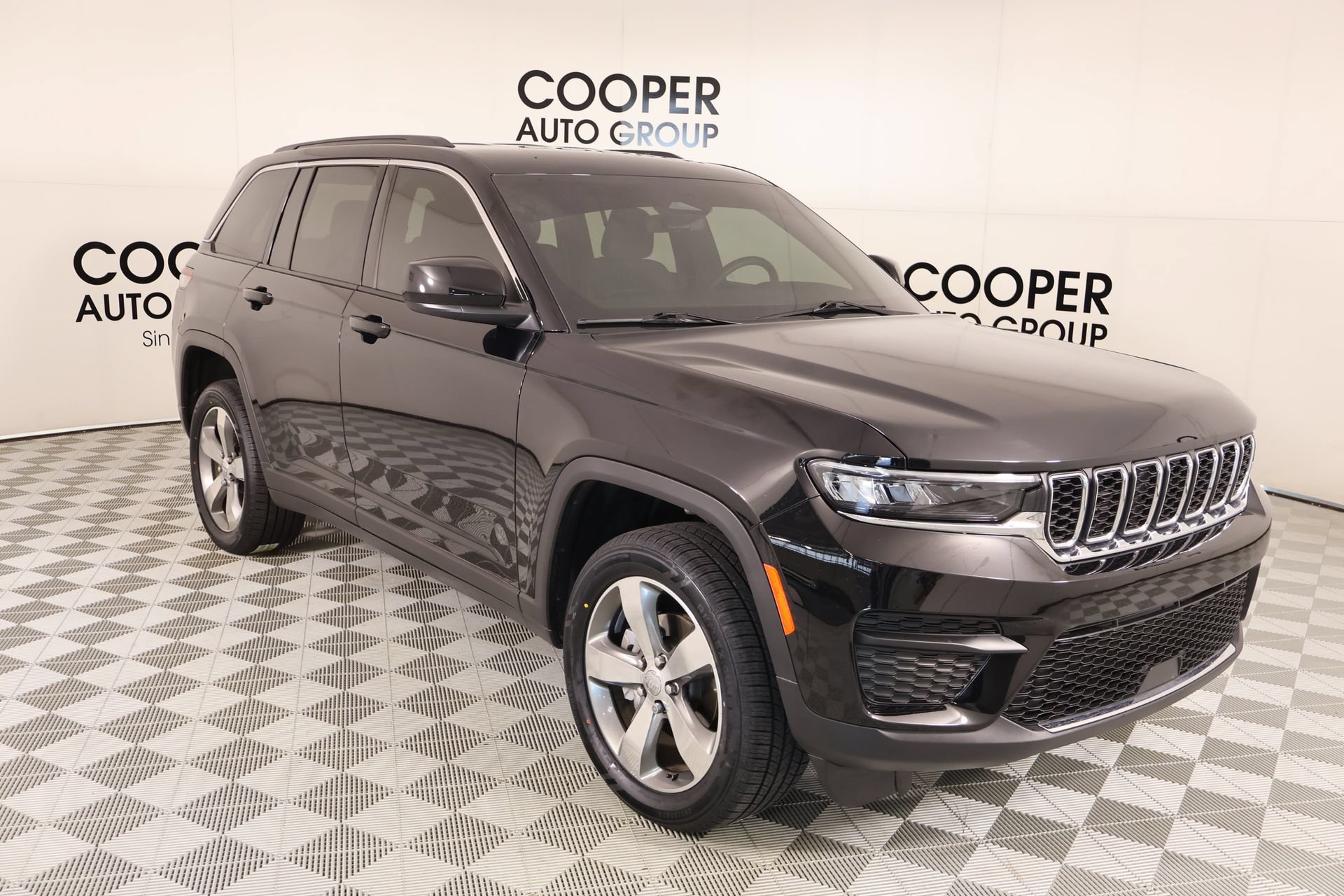 Used 2025 Jeep Grand Cherokee Laredo