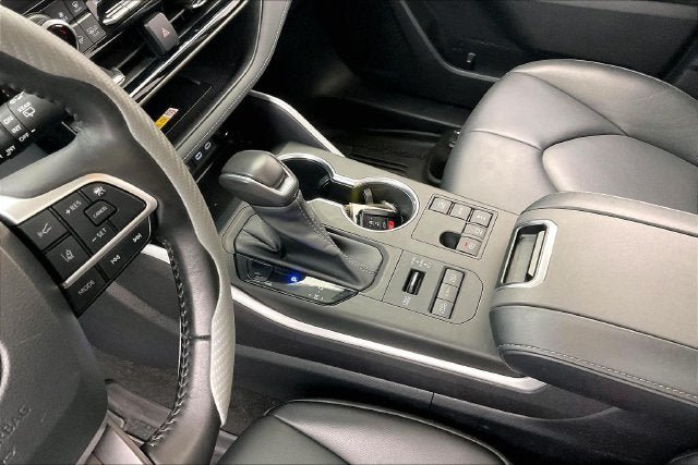 Used 2023 Toyota Highlander XLE AWD/4WD image 16