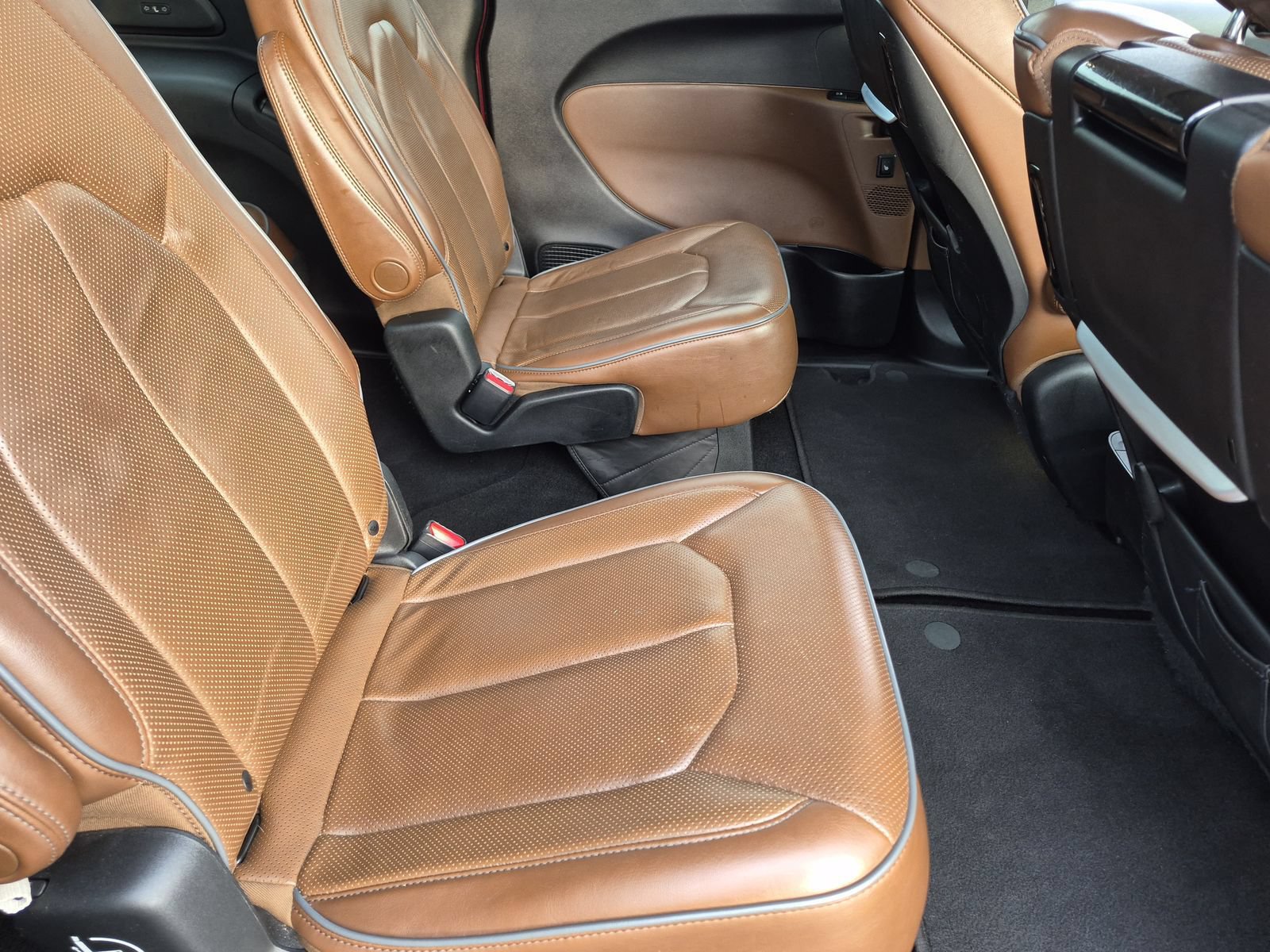 Used 2019 Chrysler Pacifica Limited w/ Tire & Wheel Group FWD image 18