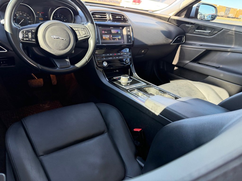 Used 2017 Jaguar XE Premium image 23