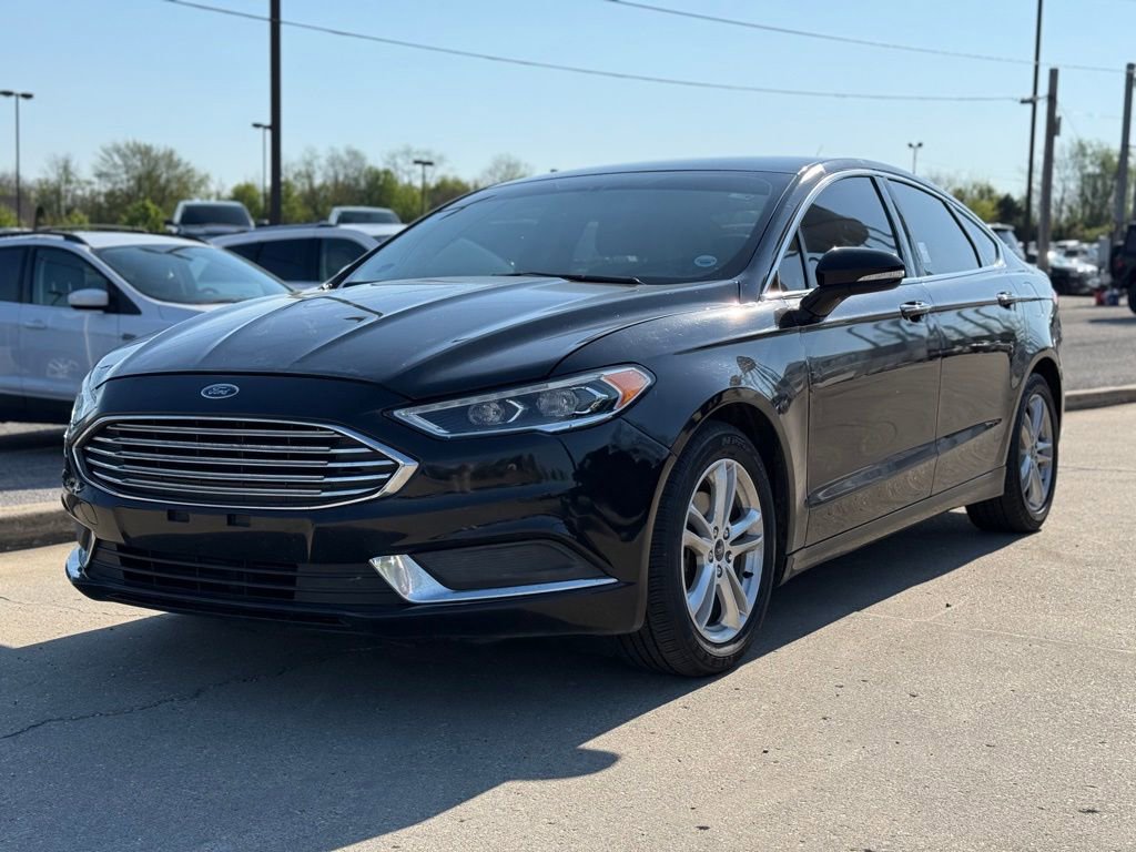 Used 2018 Ford Fusion SE w/ Fusion SE Technology Package FWD image 2