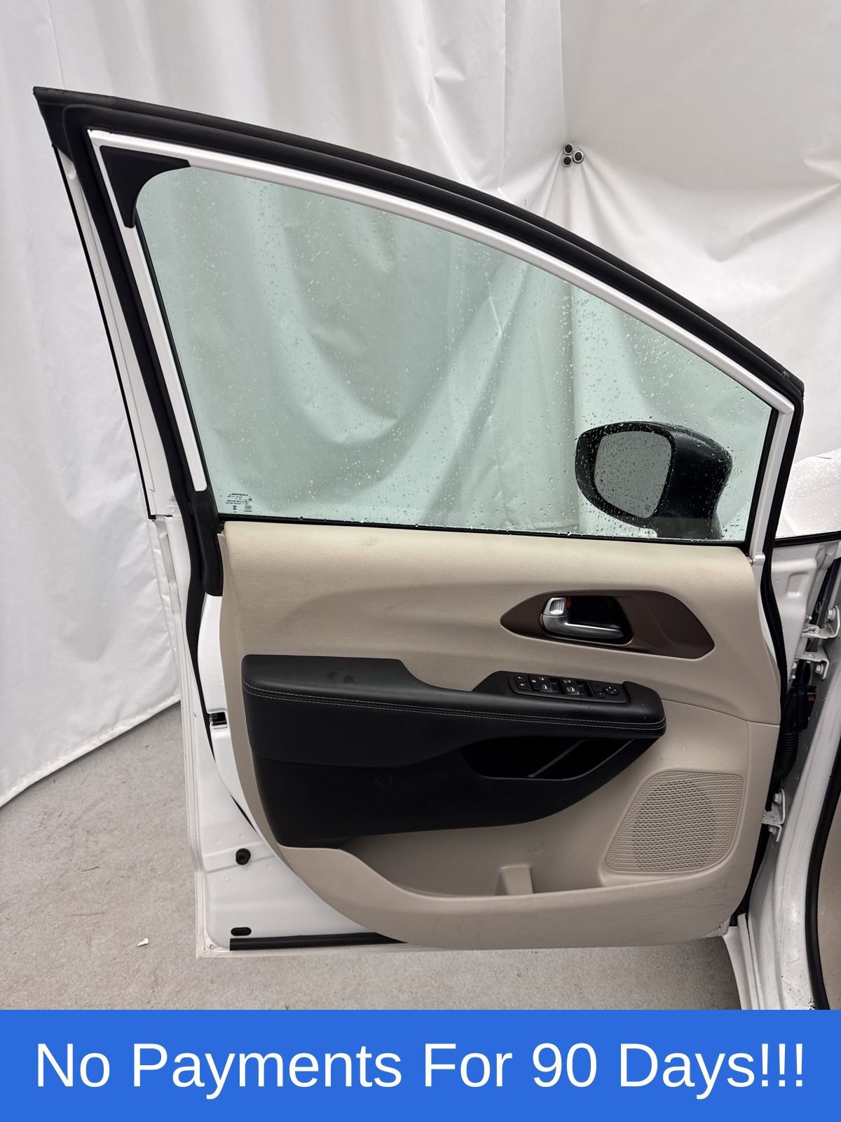 Used 2024 Chrysler Voyager LX image 11