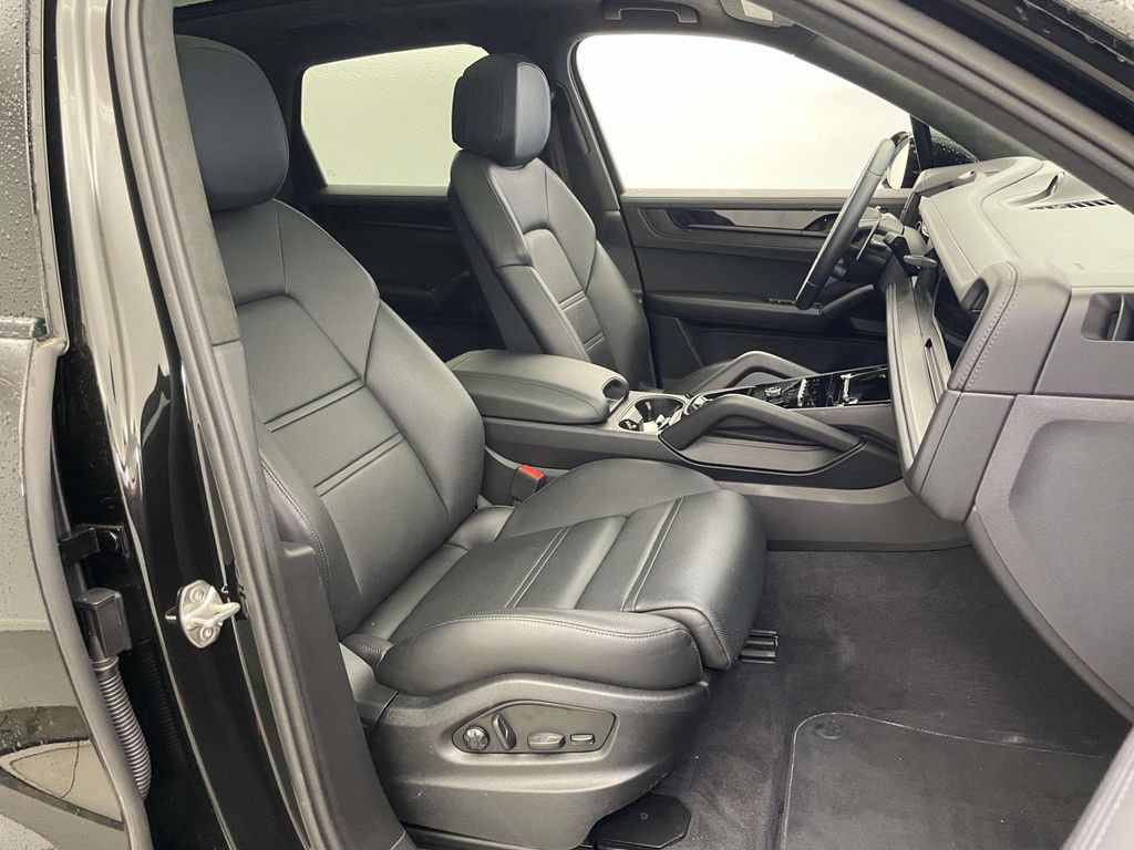 Certified 2025 Porsche Cayenne GTS AWD/4WD image 23