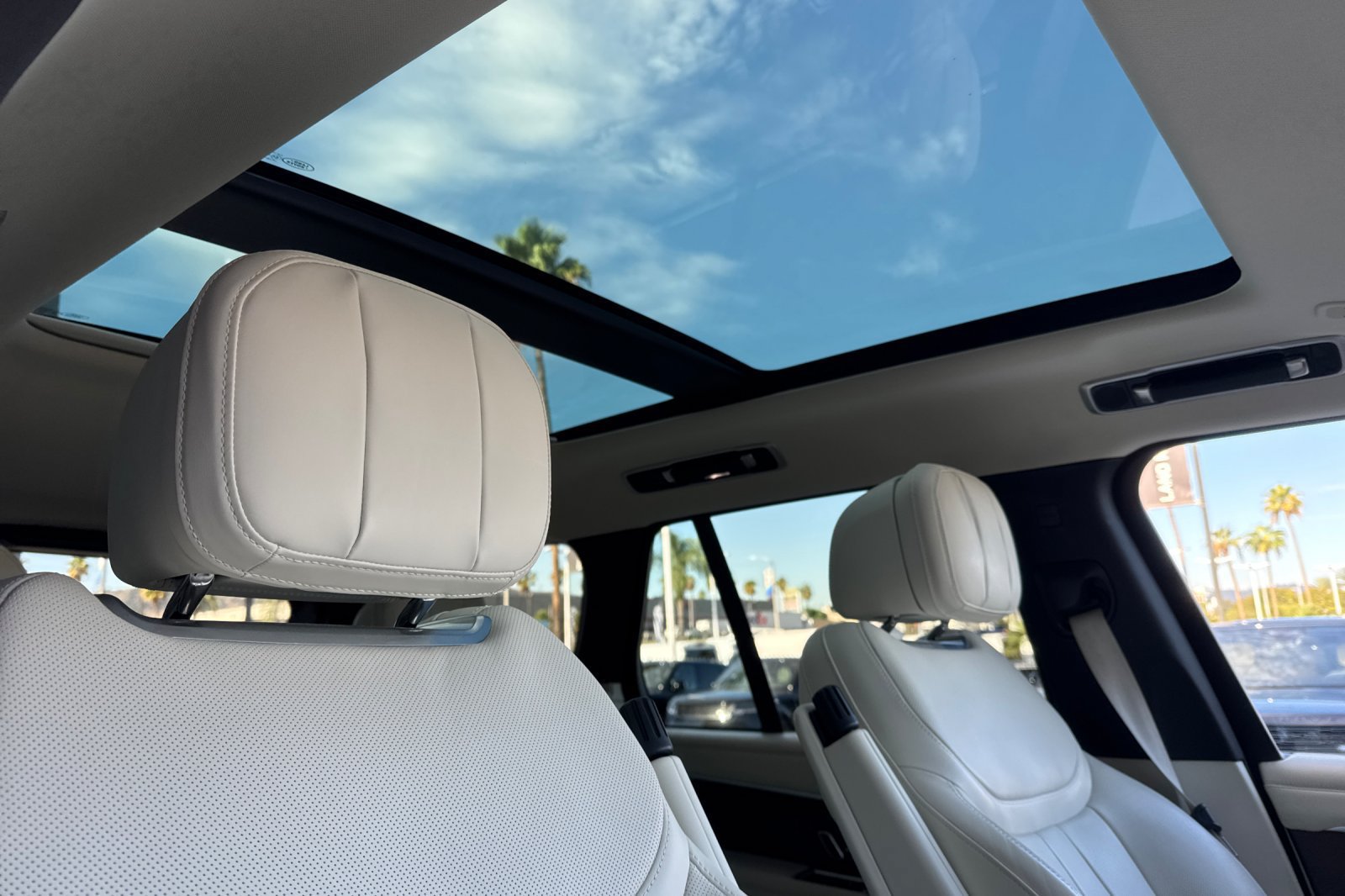 Certified 2025 Land Rover Range Rover SE AWD/4WD image 18