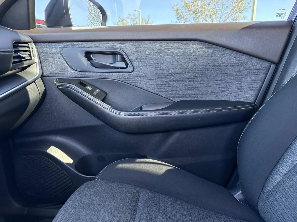 Used 2022 Nissan Rogue S image 27