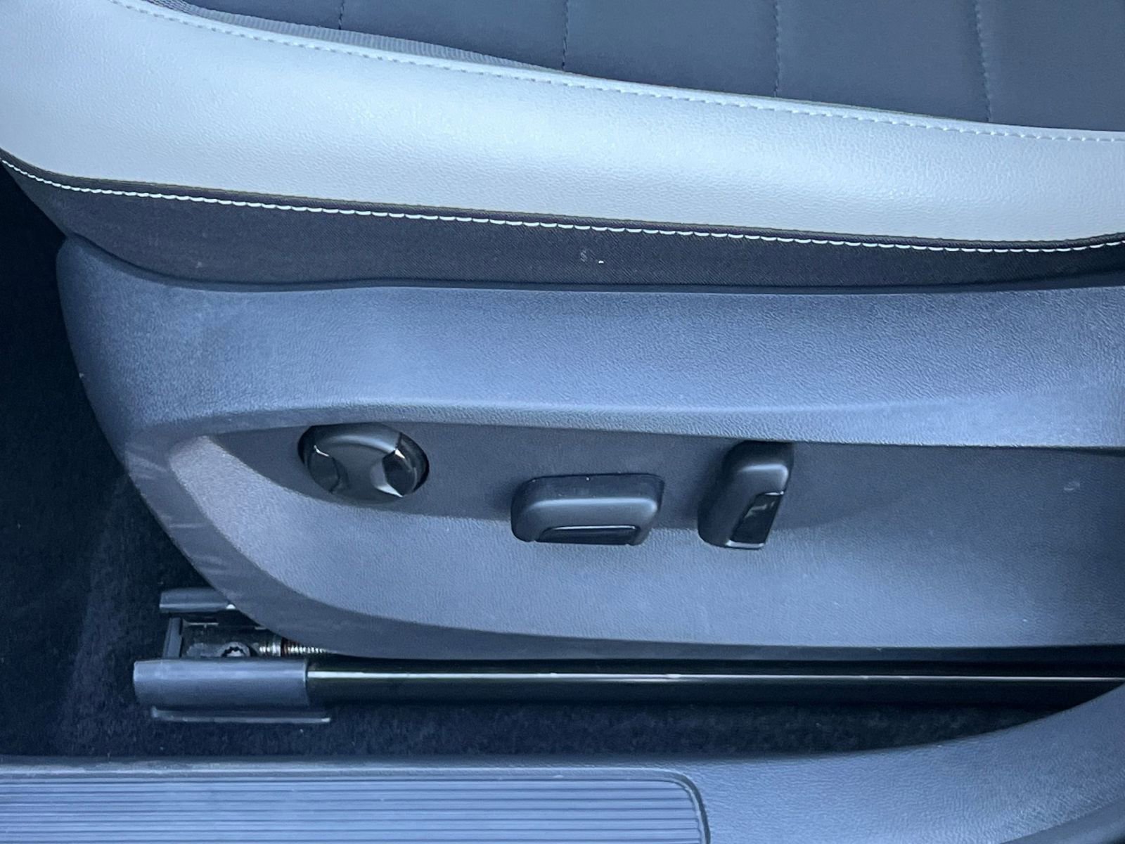 Used 2025 Volkswagen Taos SE image 22