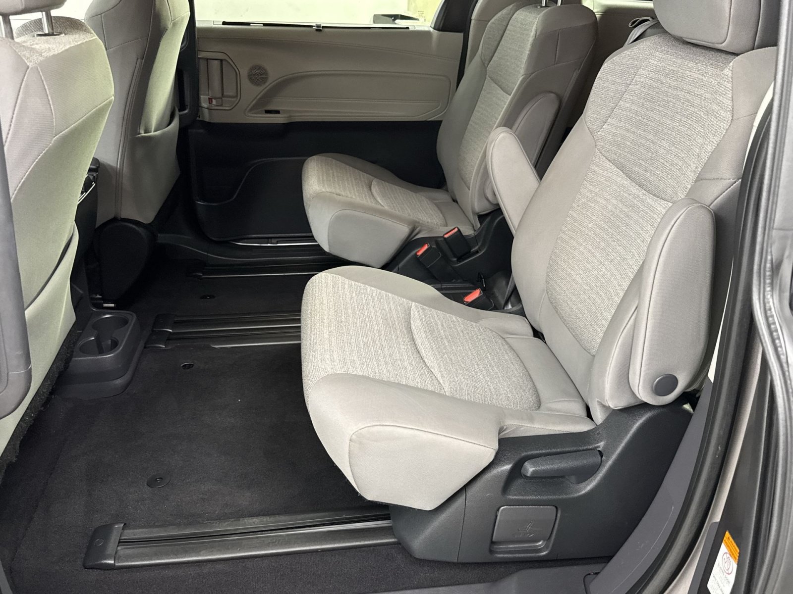Used 2024 Toyota Sienna LE FWD image 36