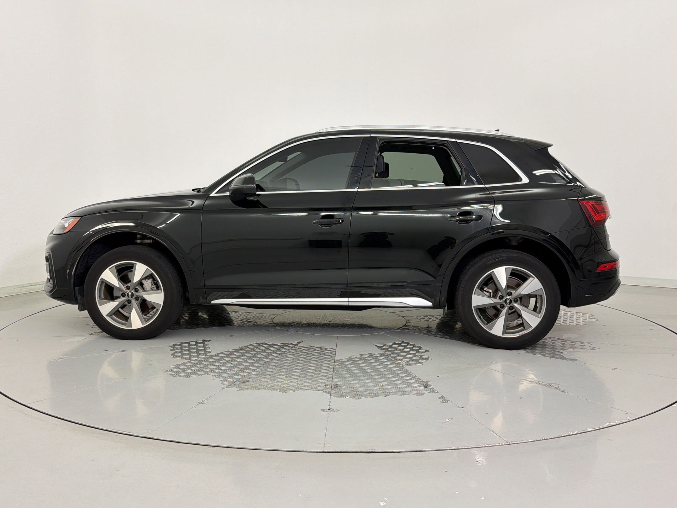Certified 2023 Audi Q5 2.0T Premium w/ Convenience Package AWD/4WD image 2