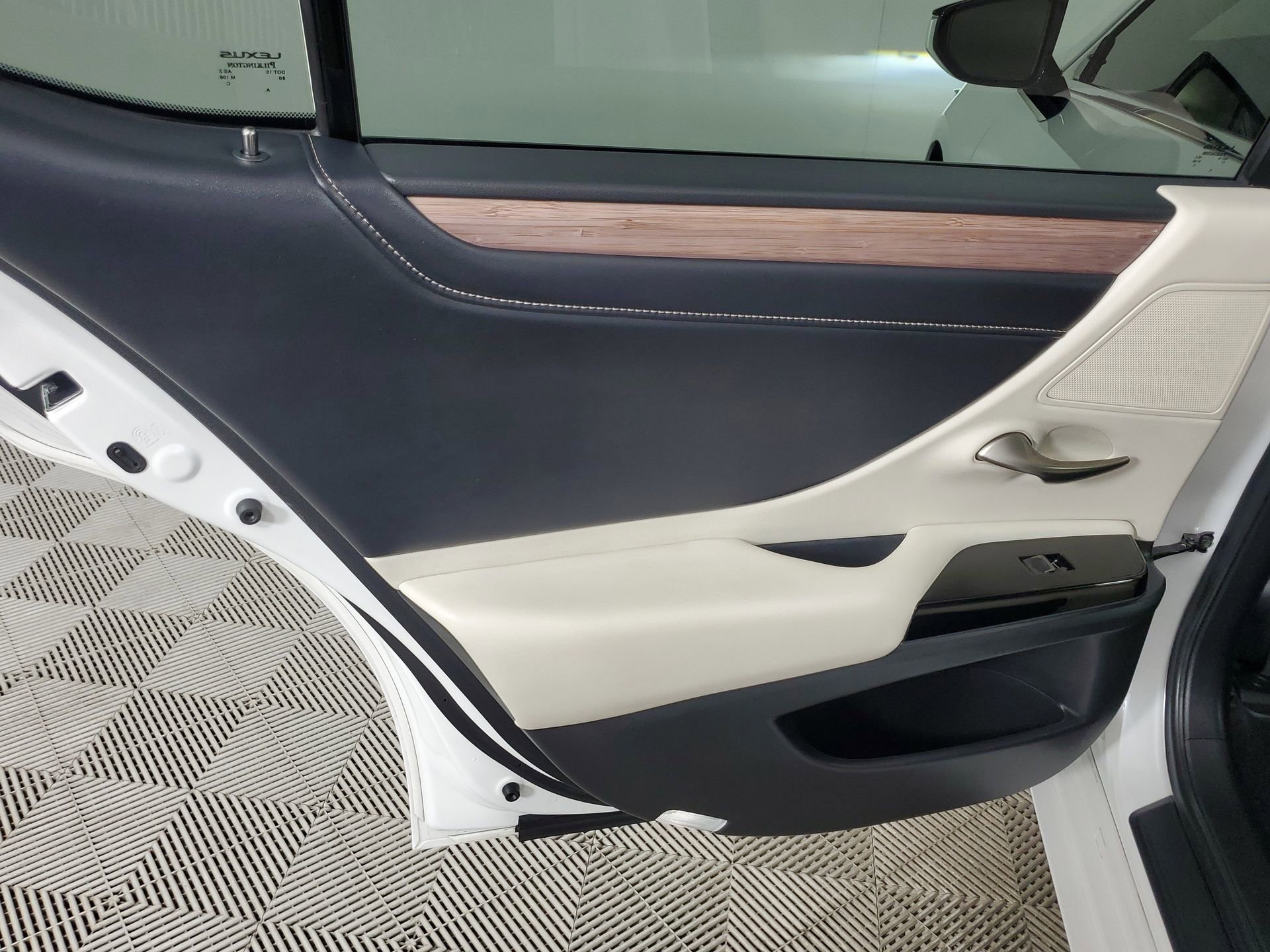 Used 2023 Lexus ES 350 w/ Premium Package image 48