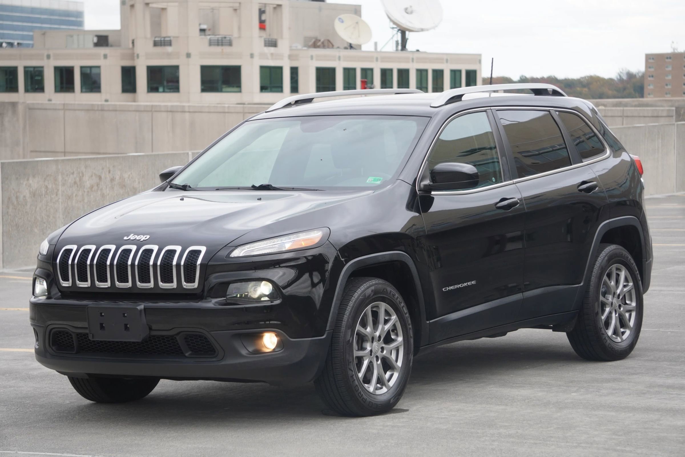 Used 2018 Jeep Cherokee Latitude Plus w/ Cold Weather Group image 2