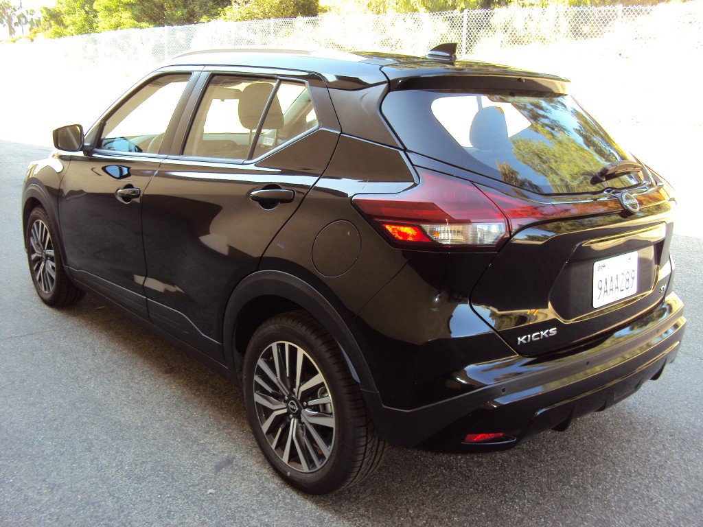 Used 2022 Nissan Kicks SV image 3