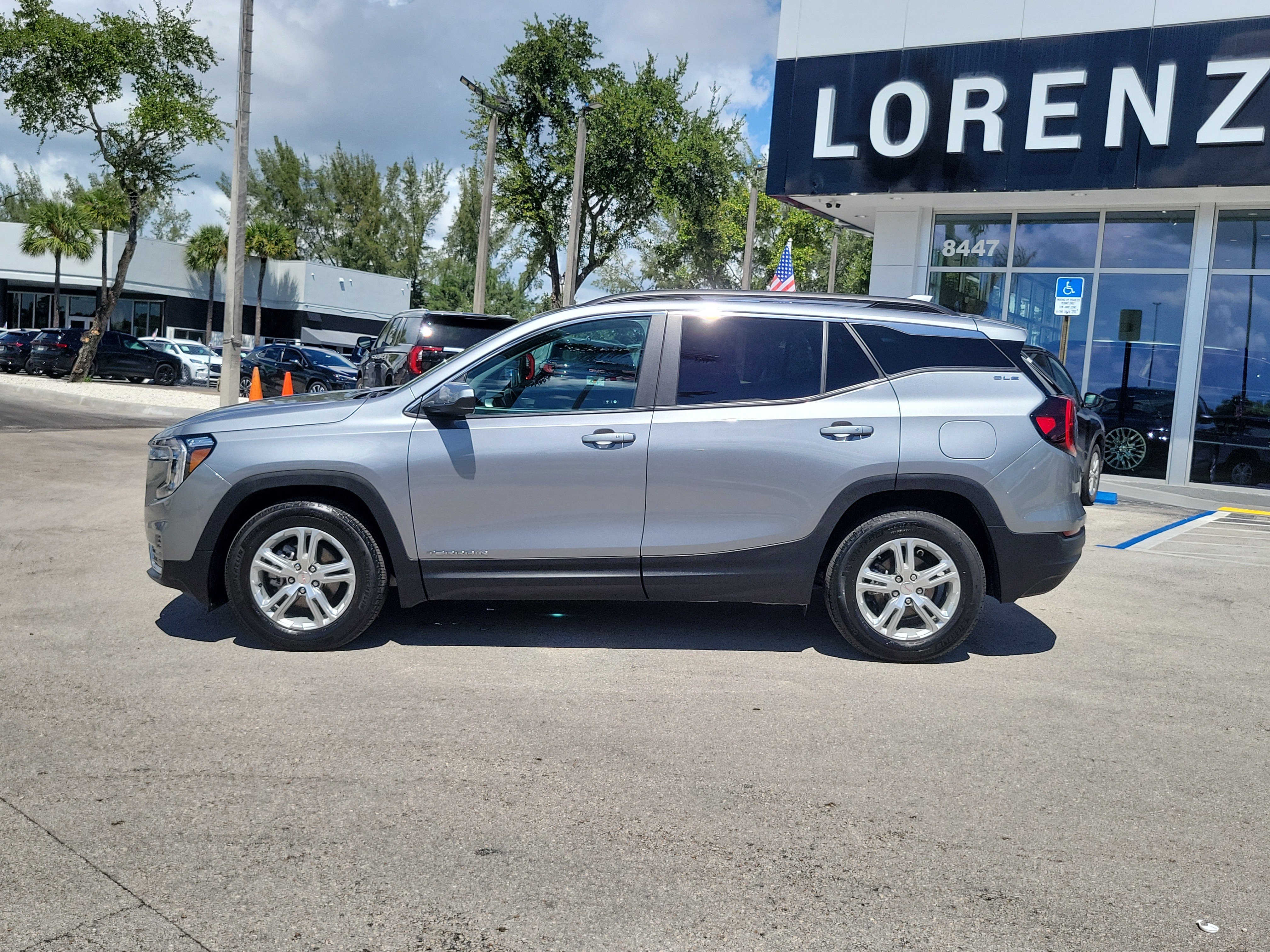 Used 2024 GMC Terrain SLE w/ Driver Convenience Package FWD image 8