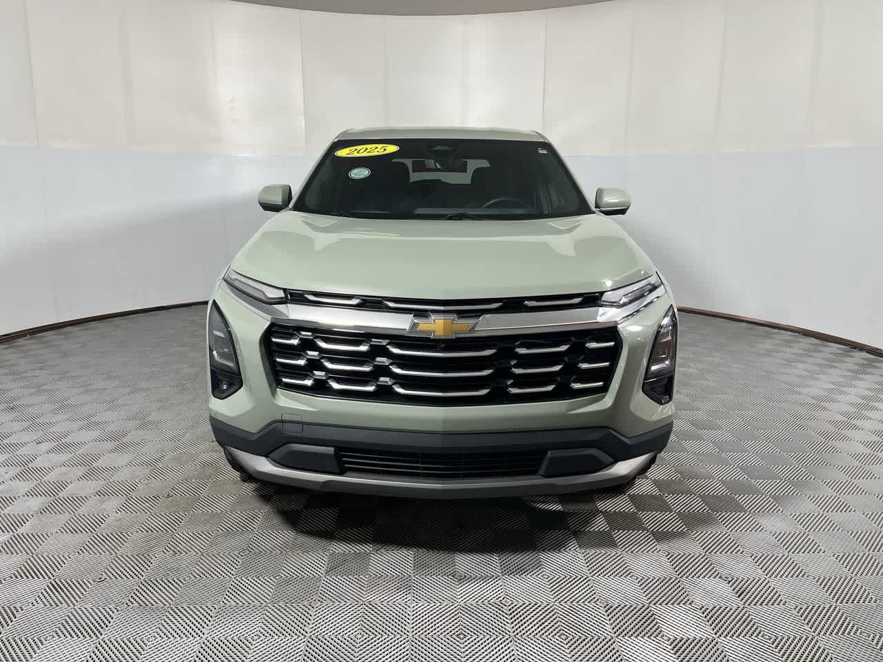 Used 2025 Chevrolet Equinox LT w/ Safety and Technology Package AWD/4WD image 3