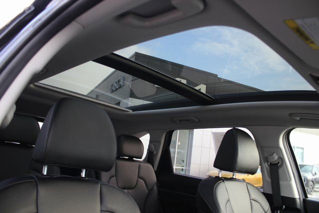 Used 2025 Kia Sorento SX image 36