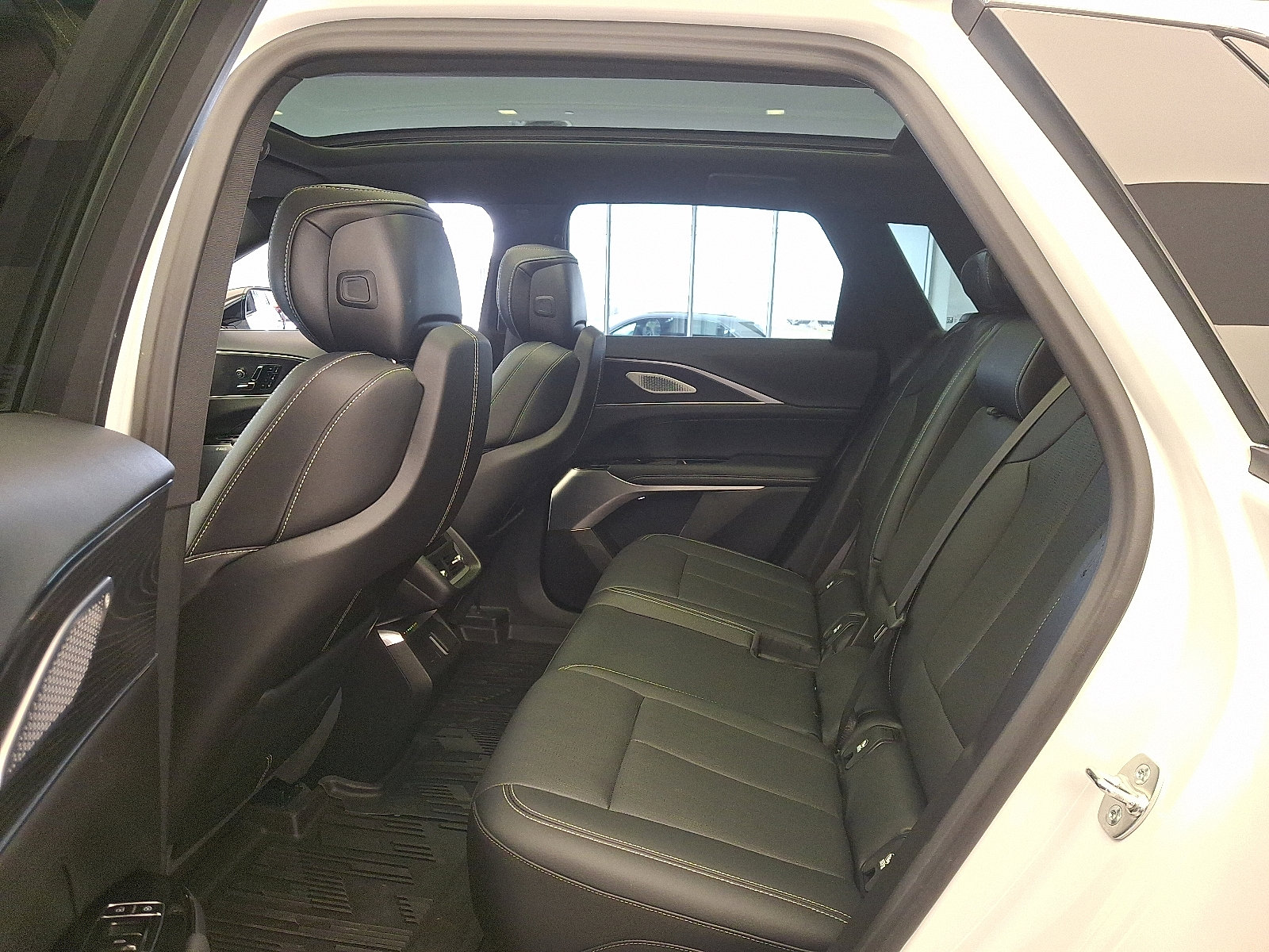 Used 2025 Cadillac Lyriq Luxury AWD/4WD image 9