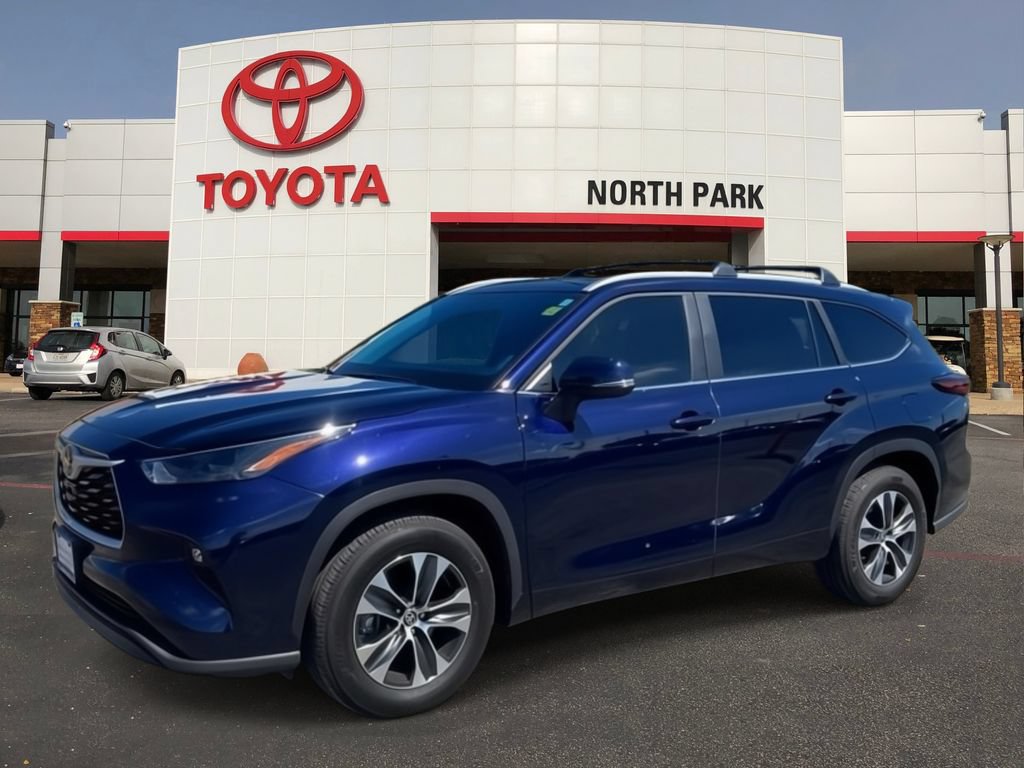 Certified 2025 Toyota Highlander XLE FWD image 1