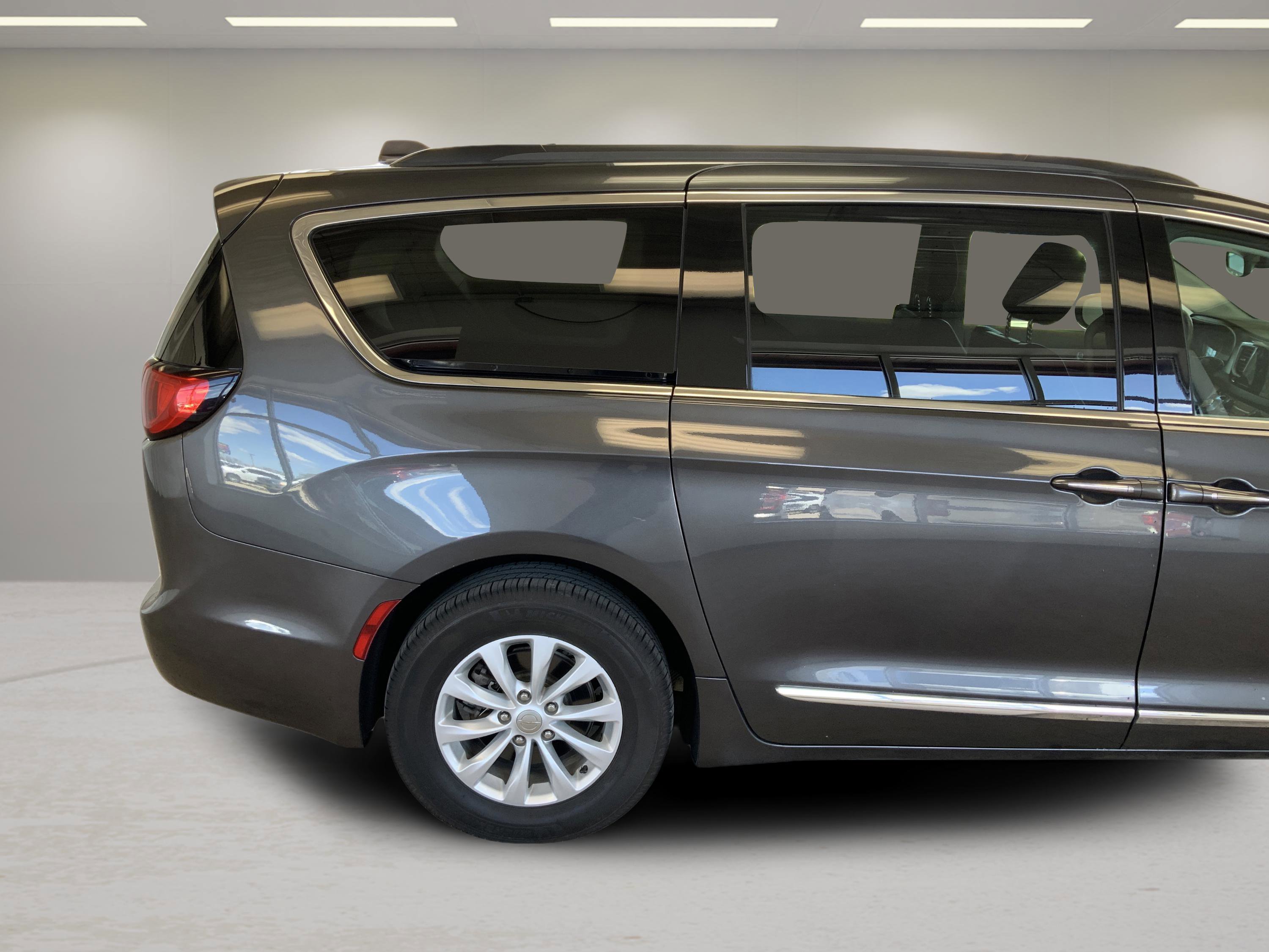 Used 2017 Chrysler Pacifica Touring-L FWD image 27