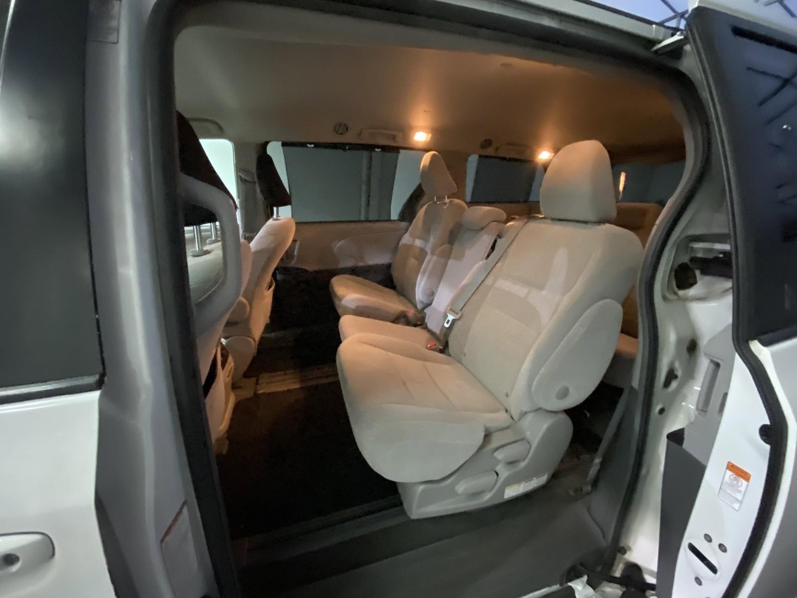 Used 2018 Toyota Sienna LE w/ Carpet Mat Package image 18