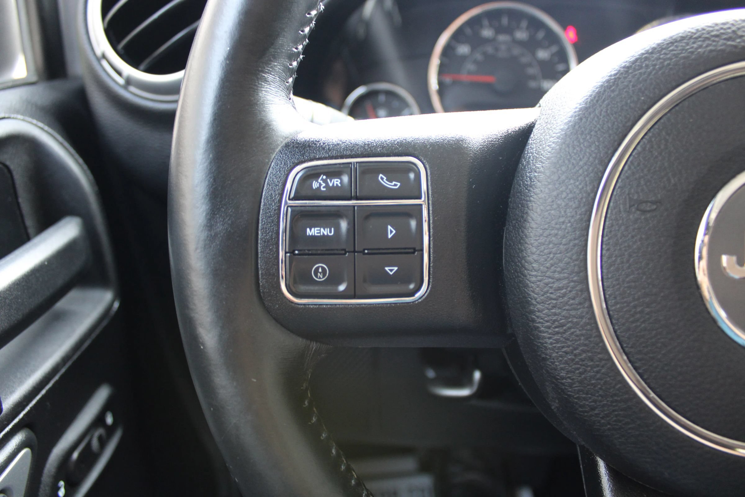 Used 2015 Jeep Wrangler Unlimited Sahara w/ Connectivity Group AWD/4WD image 9