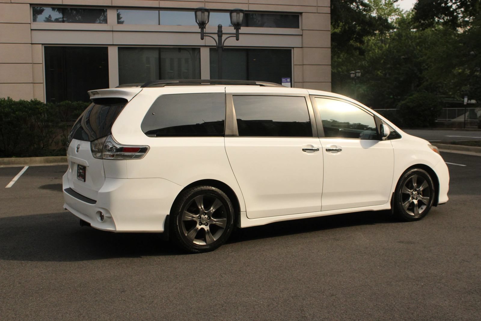 Used 2015 Toyota Sienna SE FWD image 7