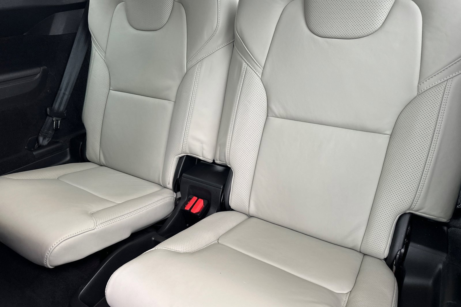 Certified 2022 Volvo XC90 T8 R-Design w/ Advanced Package image 18