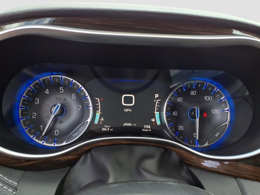 Used 2023 Chrysler Pacifica Limited FWD image 12